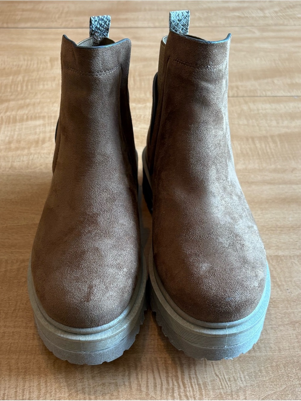 QupidChunky Platform Suede Chelsea Boots - Brown